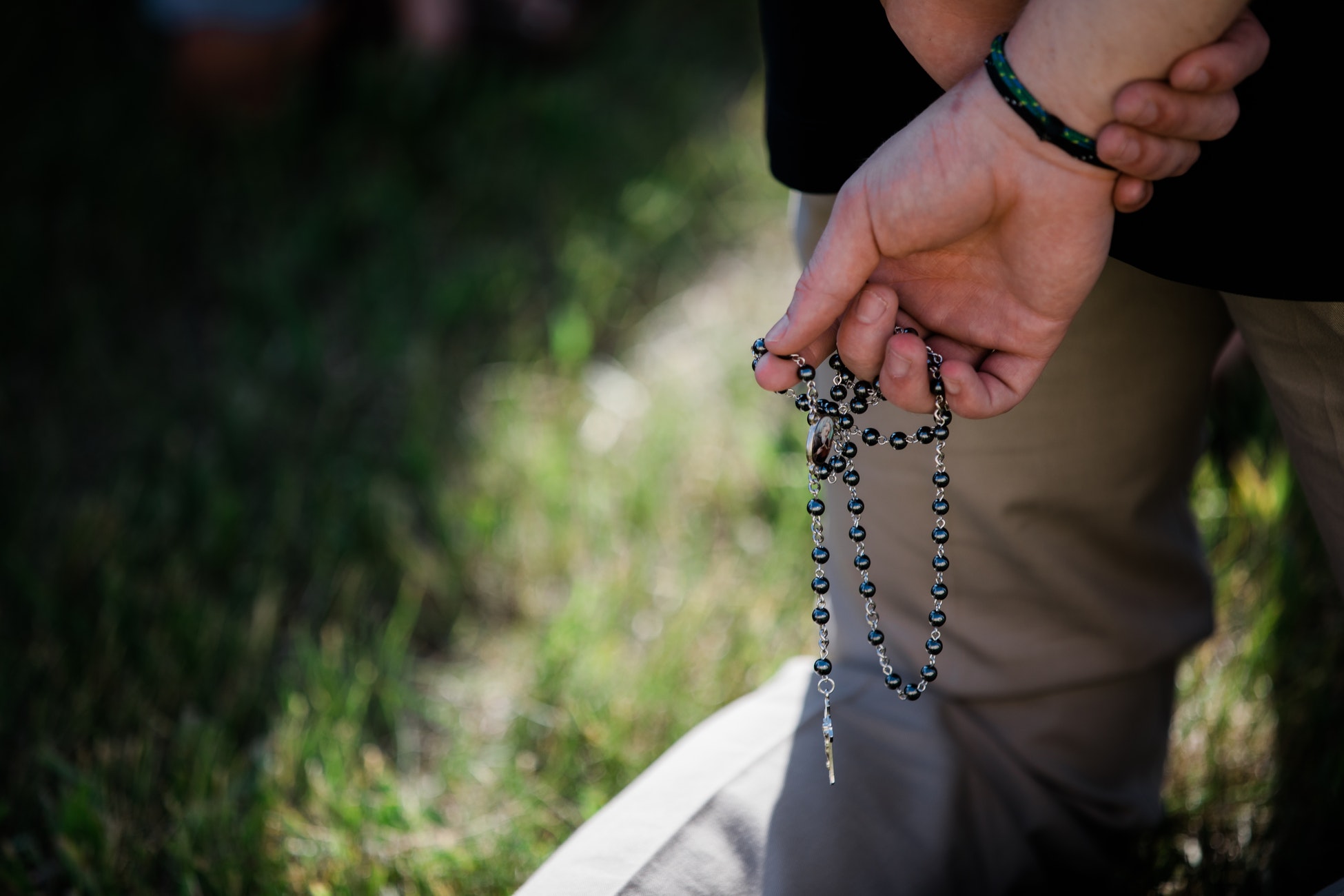 𝒮𝓉𝒶𝓇 𝒢𝒾𝓇𝓁 on X: The heart rosary is actually a cocaine stash lmao  the heart screws off and the part is a teeny tiny spoon 😂🙈 Oh Lana   / X